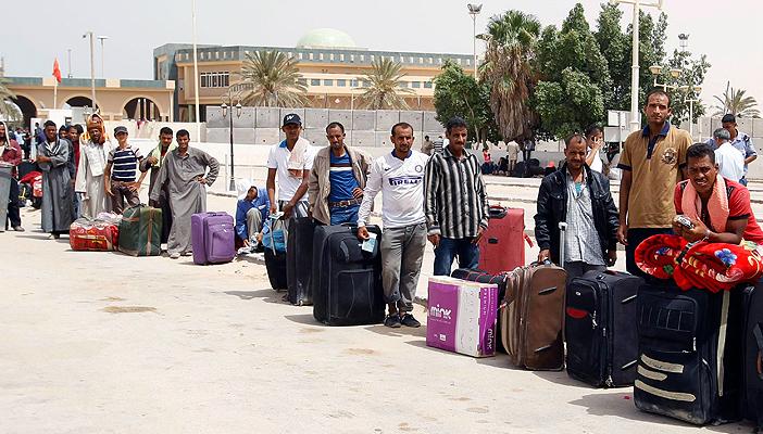 القوى العاملة تصدر استمارة حصر للعمالة العائدة من ليبيا منذ اليوم