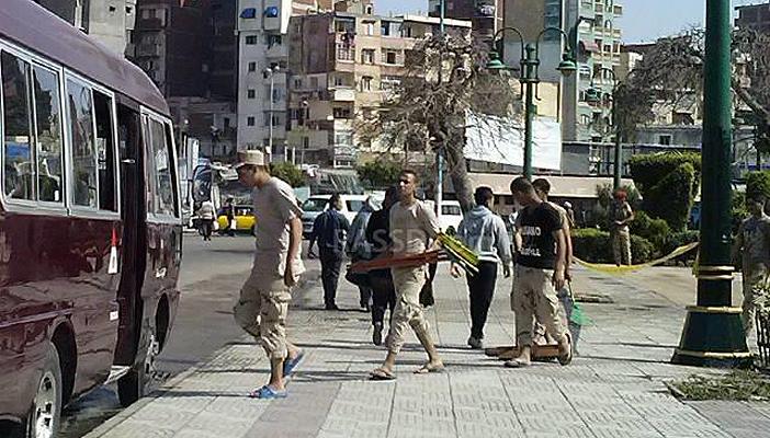 الجيش ينظف الشوارع في الإسكندرية.. ومواطنون: “السيسي سلحهم بالمقشات؟”