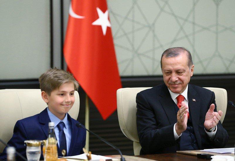 بالصور.. أردوغان ووزراؤه يتنازلون عن مناصبهم للأطفال في عيدهم