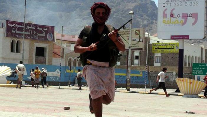 الحوثيون يقتلون مدنيين بشوارع عدن