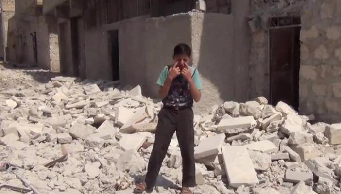 بالفيديو.. طفل سوري أبكم يشرح للعالم المعاناة في حلب من غارات الأسد
