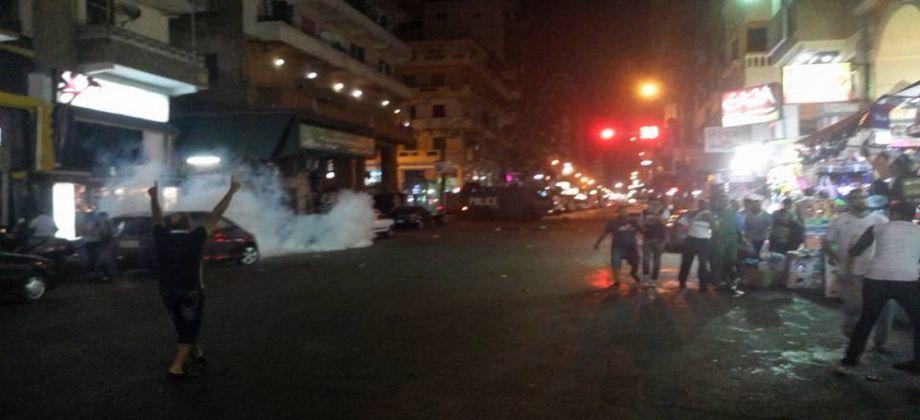 بالصور.. قوات الأمن تطلق الغاز المسيل على جماهير المصري