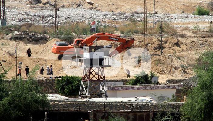 بالصور.. الجيش المصري يحفر خندقًا على الحدود للتضييق على غزة