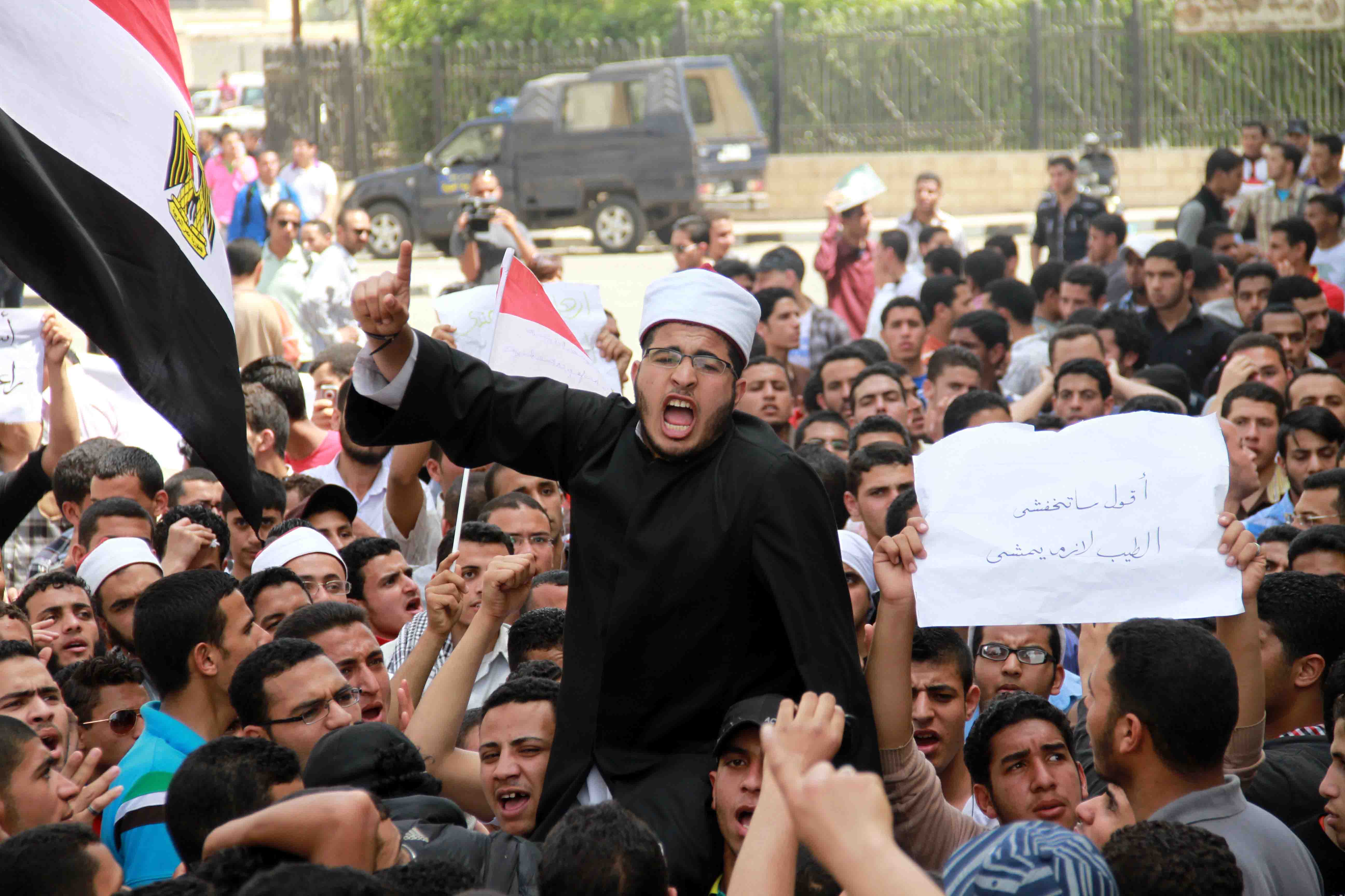 طلبة الأزهر يتظاهرون احتجاجًا على وفاة زميلهم