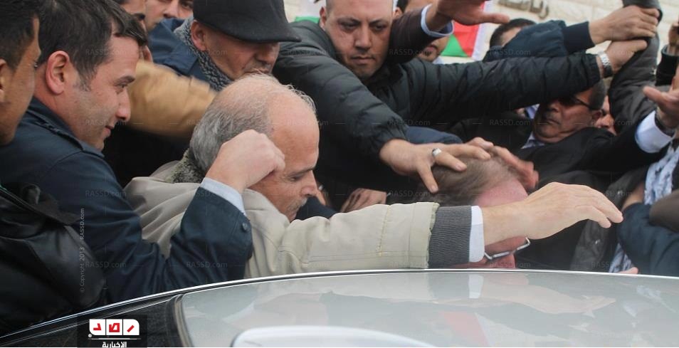 مغادرة القنصل البريطاني للجامعة