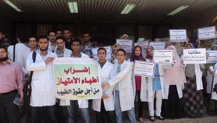 أطباء الامتياز بالإسكندرية يواصلون إضرابهم لليوم الثاني