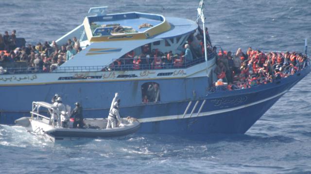 جنوح سفينة قرب السواحل الإيطالية تقل مئات المهاجرين السريين