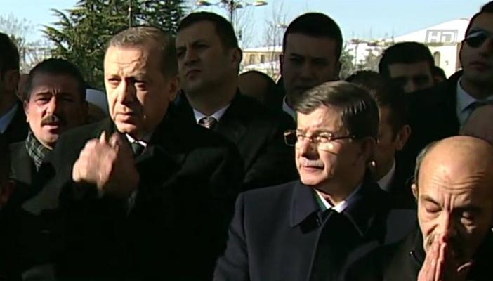 بالصور.. “أردوغان” يشارك في جنازة الصحفي التركي الذي توفي بالسعودية