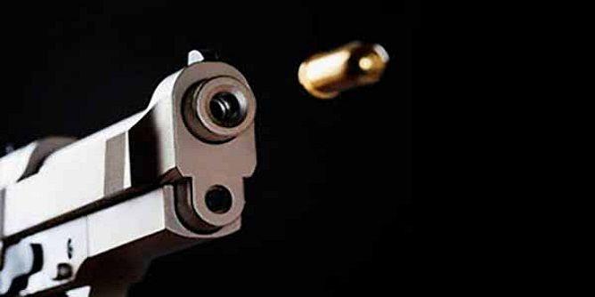 التحقيق مع قاض بعد إطلاقه النار على موظف بالخطأ