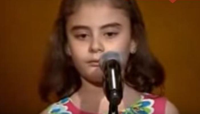 بالفيديو.. طفلة سورية تُبكي الجمهور والحكام في برنامج “ذا فويس”