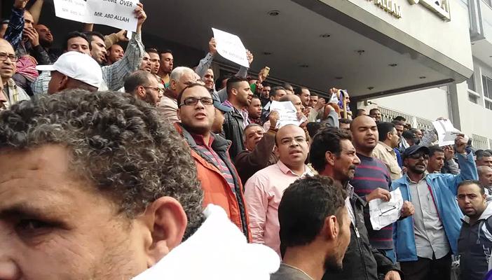 وقفة احتجاجية لعمال “النصر للبترول” بالسويس