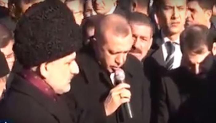 بالفيديو.. أردوغان يقرأ “القرآن الكريم” أثناء دفن صحفي تركي