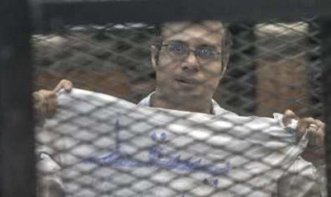 “الملابس الداخلية” تعرقل الإفراج عن مؤسس “6 إبريل”