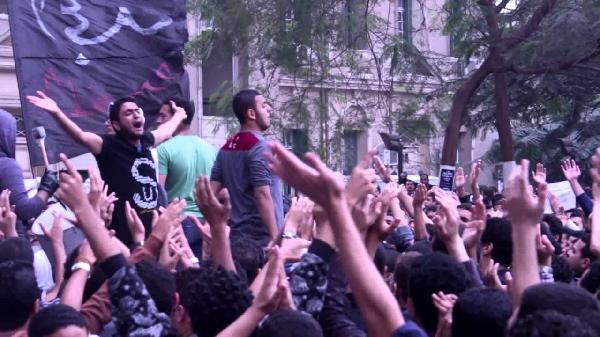 طلاب هندسة القاهرة يحيون قضية محمد رضا بسلاسل بشرية