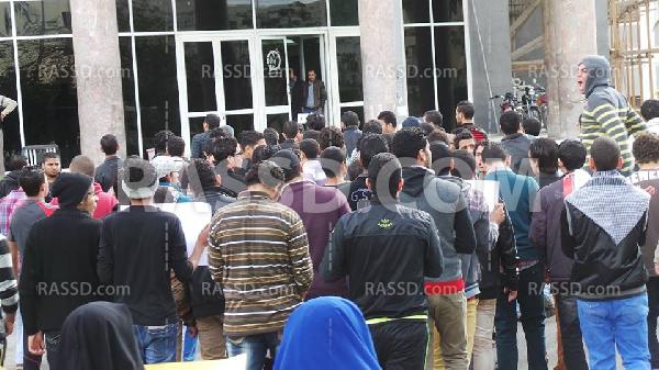 طلاب جامعة الفيوم يتظاهرون احتجاجا على مقتل زميلهم