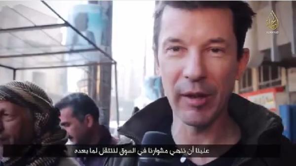 بالفيديو| أسير بريطاني لداعش يتجول في الموصل