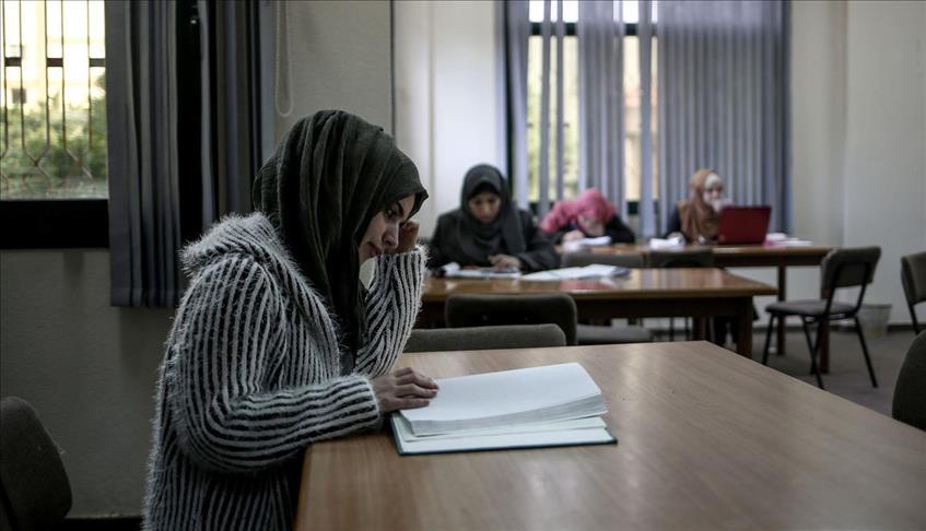 فتاة تركية تتحدى الحصار والاحتلال بالدراسة في غزة