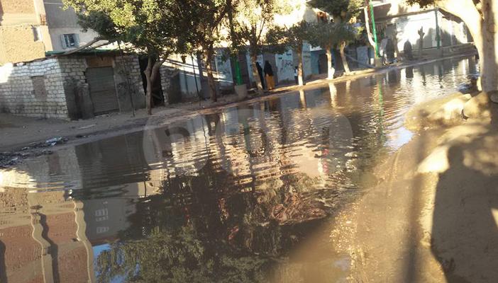 الجيزة.. معاناة أهالي قرية “القطا” مستمرة مع غرق الشوارع بالصرف الصحي