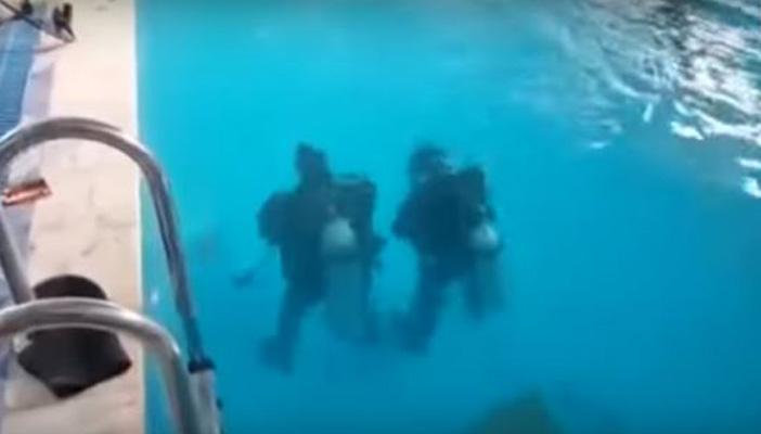 بالفيديو.. غواض سعودي يصلي العصر تحت الماء