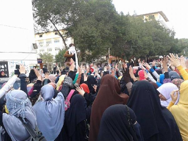 بنات الأزهر يكسرن الطوق الأمنى المفروض عليهن بتظاهرة حاشدة