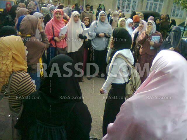 إستمرار تظاهرات طالبات تفهنا الأشراف تزامنا مع الإمتحانات