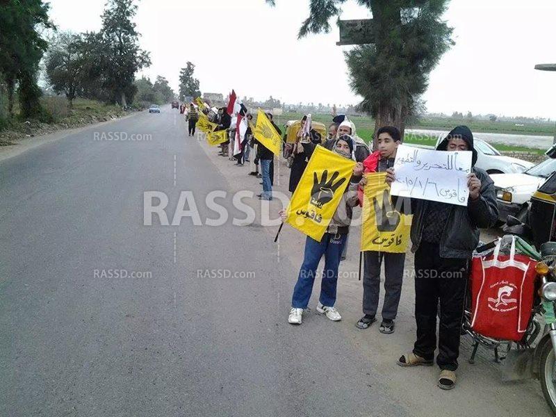 سلاسل بشرية لثوار فاقوس بالشرقية تنديدًا بانقلاب العسكر