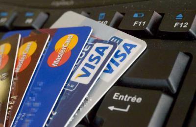 أميركي يسعى لدخول “جينيس” بـ1497 بطاقة مصرفية