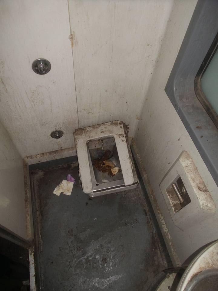 بالصور.. “رصد” تعيش معاناة قطارات الغلابة بصعيد مصر