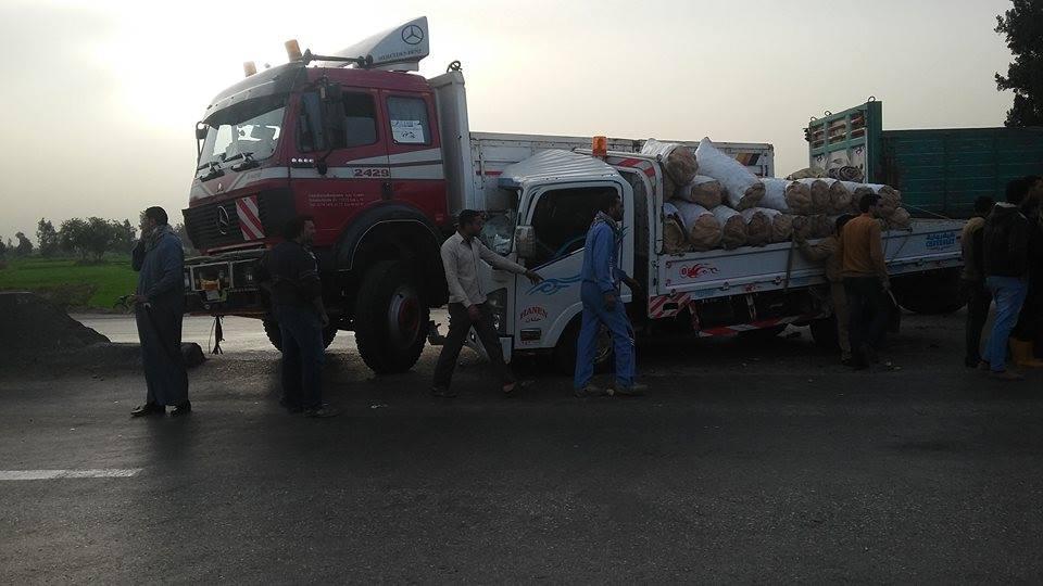 بالصور.. إصابة شخصين إثر حادث تصادم على الطريق السريع بالشرقية