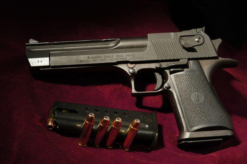 أمين شرطة يطلق الرصاص الحي ويصيب عاملين بمستشفى المنصورة