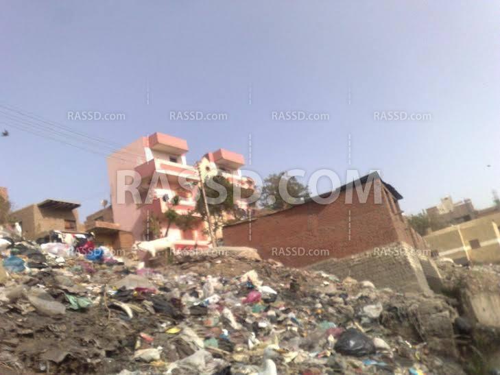 قرية “فيديمين” بالفيوم تواجه زحف أطنان القمامة