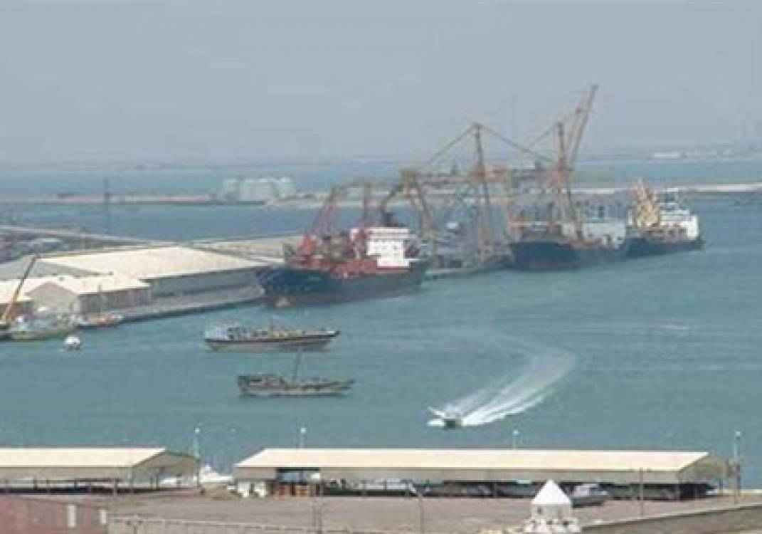 طوارئ بالسويس وإغلاق 4 موانئ بسبب سوء الأحوال الجوية