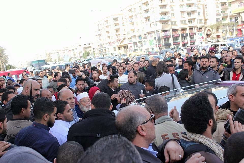 بالصور.. وسط حضور ضعيف فنياً.. تشييع جنازة “حمدي أحمد”