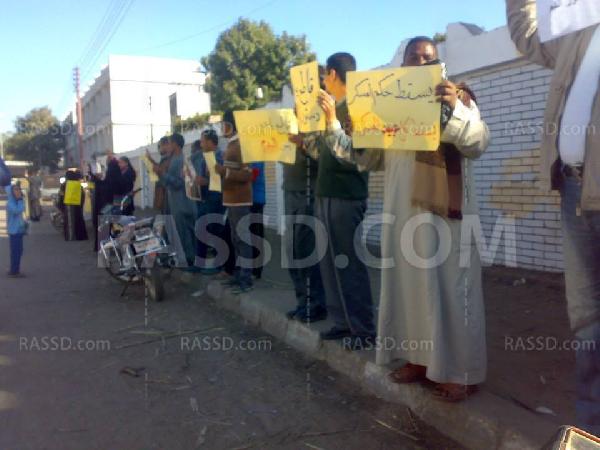 بالصور .. سلسلة بشرية بكوم امبو تنديدًا بالانقلاب