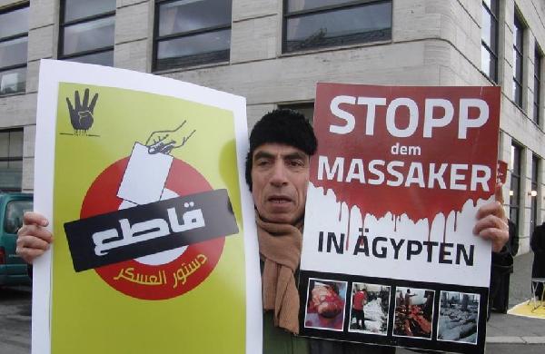 بالصور..وقفة أمام سفارة مصر ببرلين للتنديد بالدستور الإنقلاب