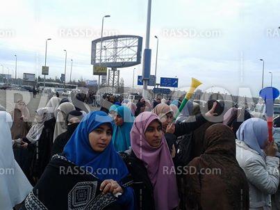 وقفة لطلاب الأزهر أمام أكاديمية الشرطة وقت محاكمة 232 طالب