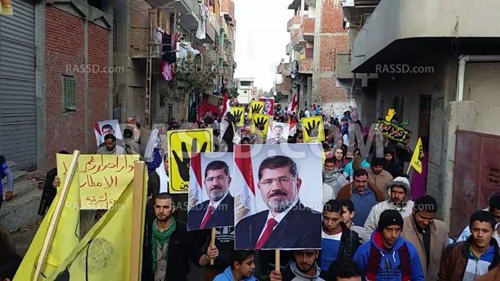 بالصور | أهالي مسقط رأس الرئيس مرسي يرفعون شعار “معا نثور”