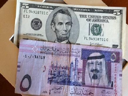 تدهور العلاقات السعودية الإيرانية يعجل بهبوط الريال أمام الدولار