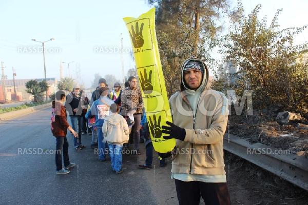 سلسلة بشرية على طريق ميت غمر- المنصورة رفضًا لحكم العسكر