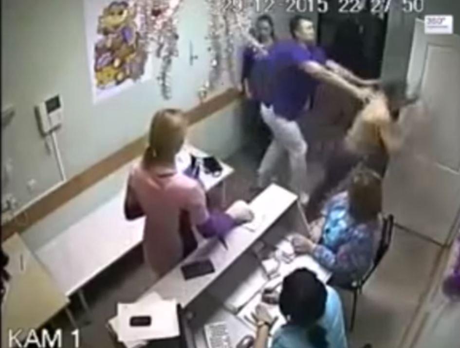 بالفيديو.. طبيب روسي يقتل مريضًا بالضربة القاضية