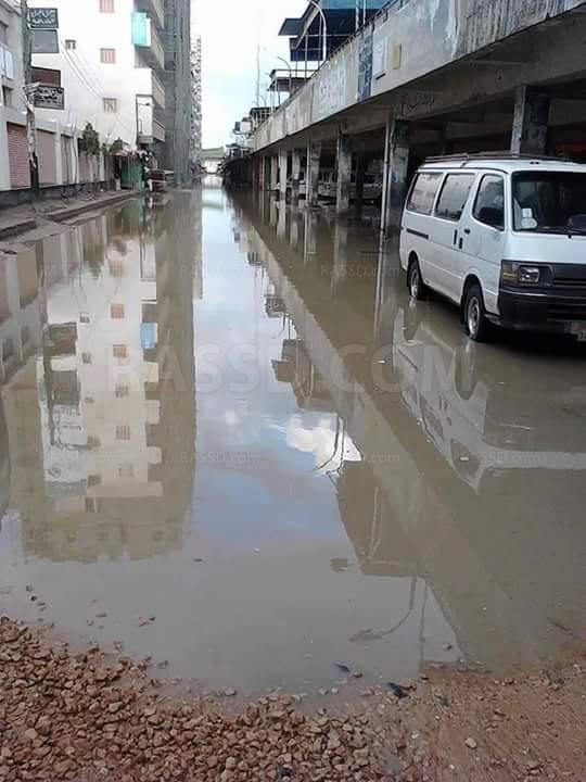 بالصور | المياه تغمر موقف سيارات كفر الدوار.. والمحليات محلك سر