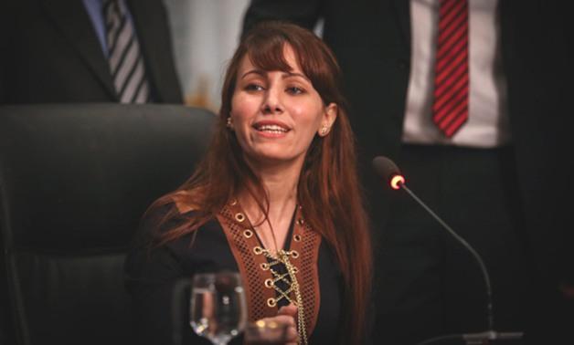 بالفيديو.. النائبة دينا عبدالعزيز تتعرض لموقف محرج أثناء أداء اليمين