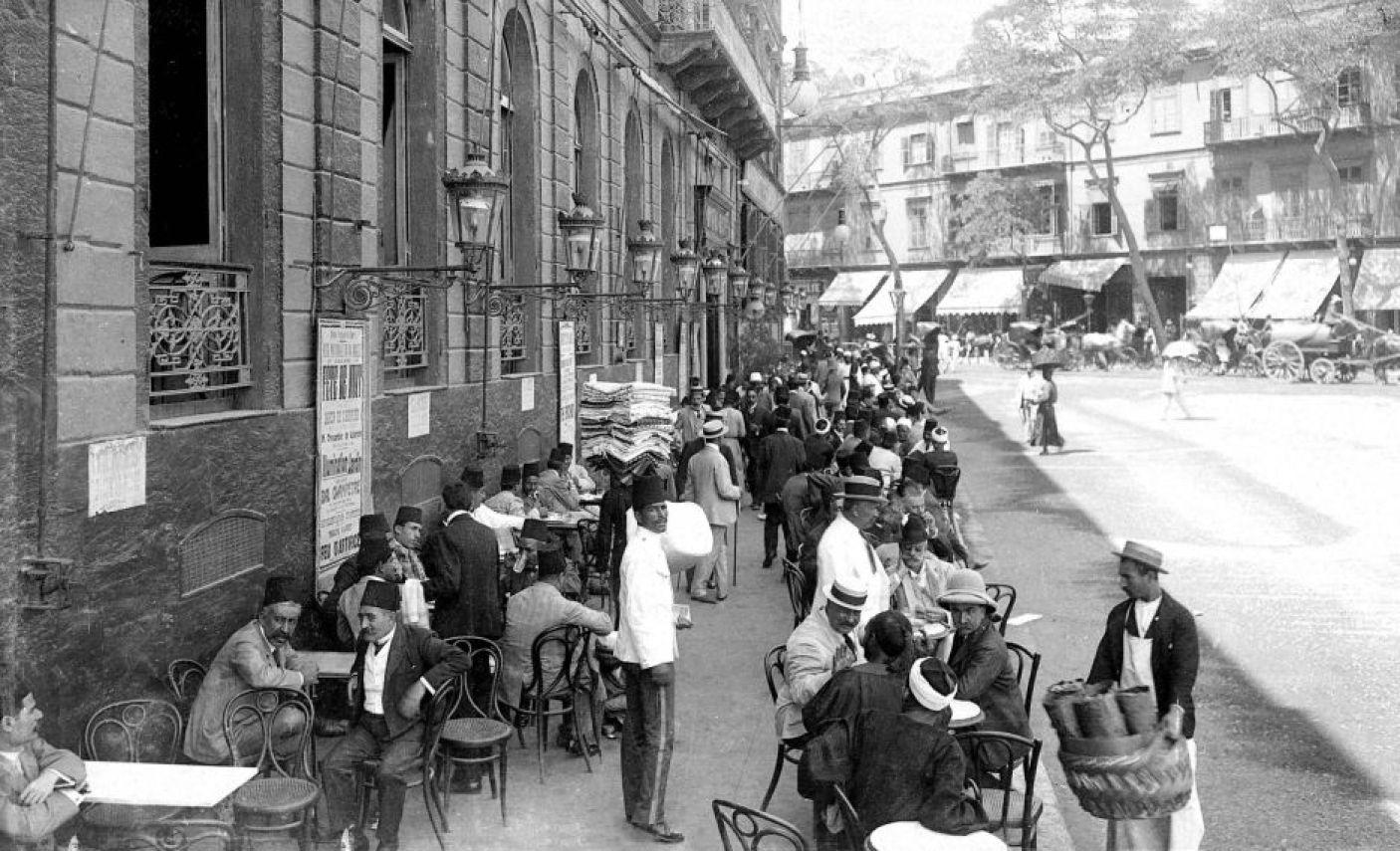 هاآرتس: كيف شكلت المقاهي الأوروبية الوعي السياسي للمصريين قبل 1919