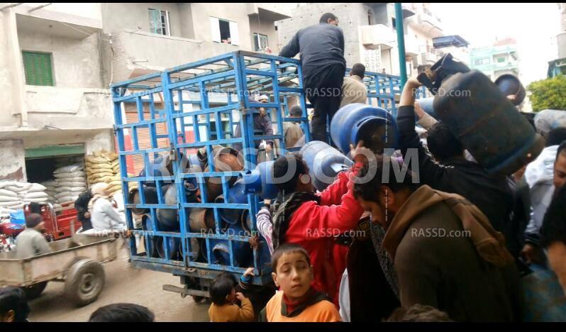 بالصور| أزمة الأنابيب “تطحن” المواطن الغلبان في البحيرة