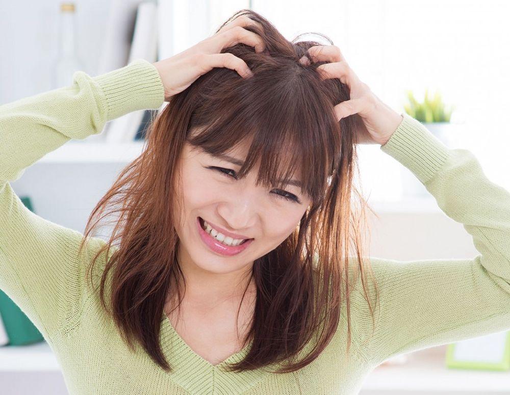 حكة فروة الرأس.. الأسباب والعلاج