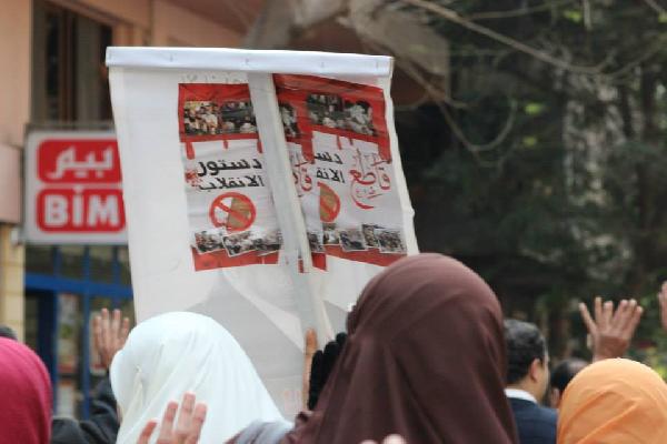 مسيرة حاشدة من أمام مسرح البالون تنادي بمقاطعة دستور الدم