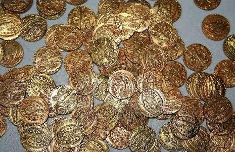 بالفيديو| منوفي يتبرع بـ”كنز قارون” ويزعم العثور عليه