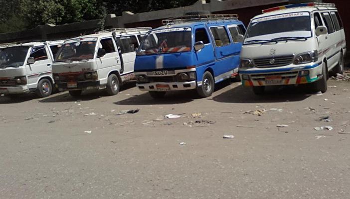 خاص لـ”رصد”: غياب الرقابة على المواصلات يضاعف معاناة أهالي أسيوط