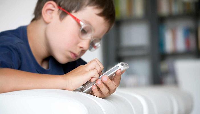 دراسة.. الأجهزة الذكية تزيد وزن الأطفال