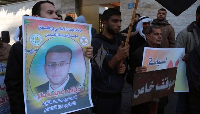 “واعد” تحذر من عواقب التغذية القسرية بحق الأسير المضرب محمد القيق